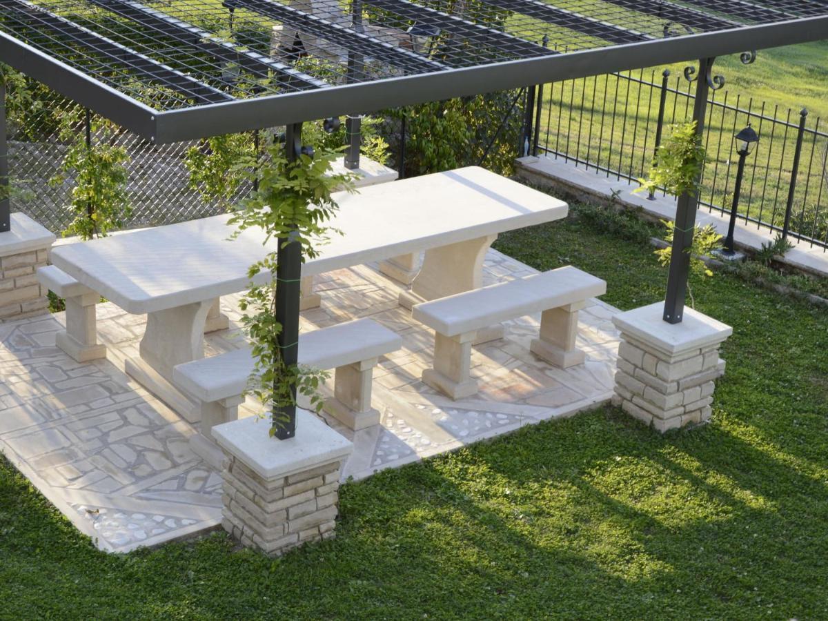 Belvilla By Oyo Graceful Apartment With Garden Petrella Guidi Esterno foto